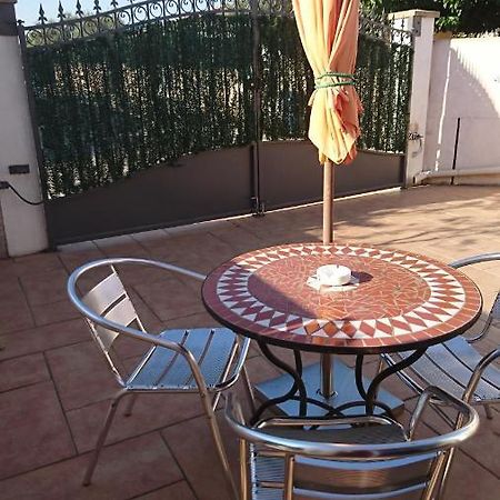 Le Tamaris Apartment Saint-Laurent-dʼAigouze Екстериор снимка