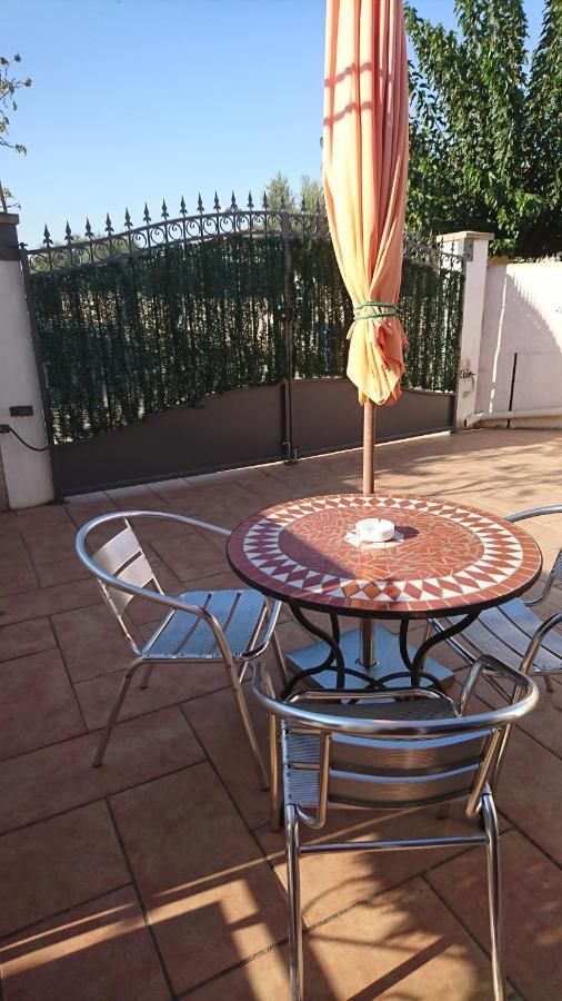 Le Tamaris Apartment Saint-Laurent-dʼAigouze Екстериор снимка