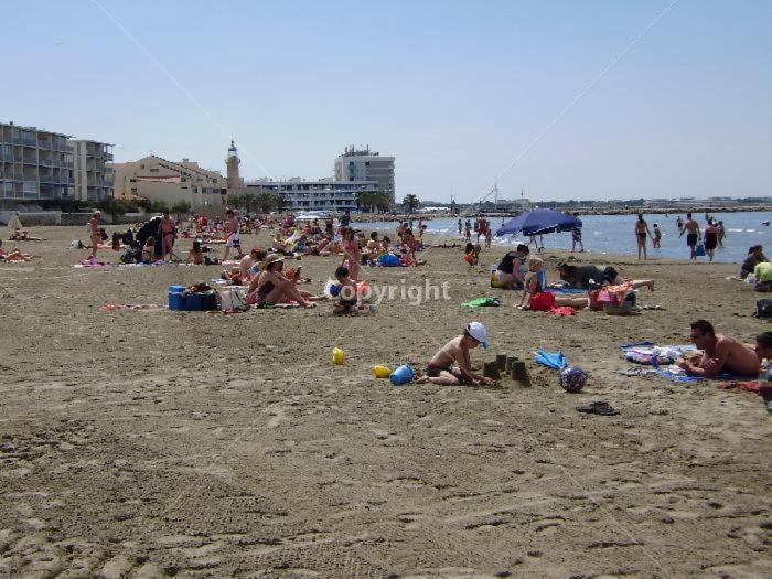 Le Tamaris Apartment Saint-Laurent-dʼAigouze Екстериор снимка